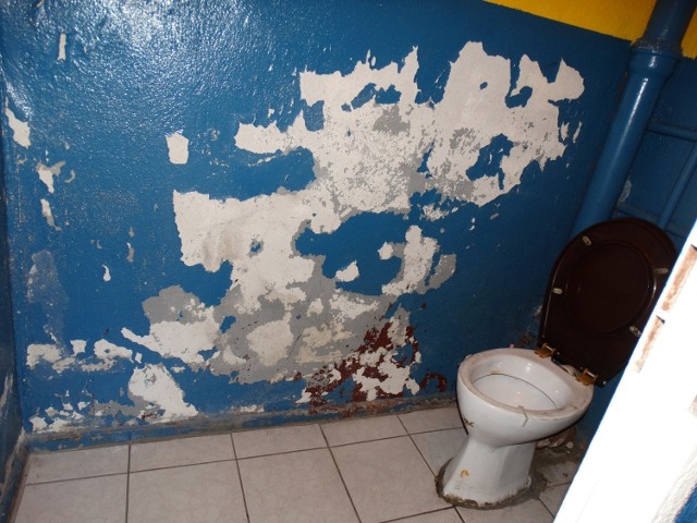 Tak prezentuje się jedna z toalet w budynku klubowym Polonii Białogon.