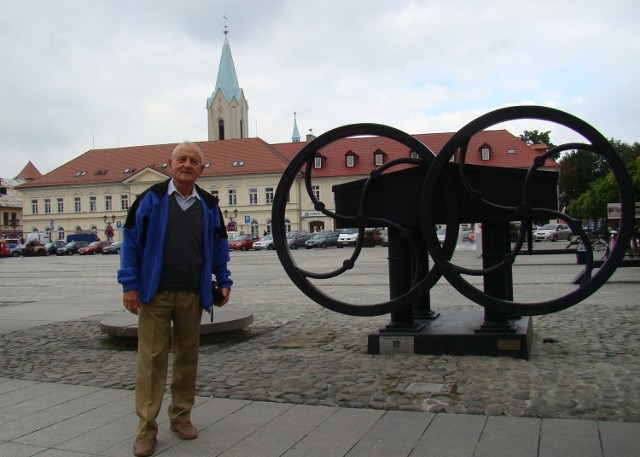 Mieczysław Ficek, radny miejski Oświęcimia w latach 1998 - 2002, gdy wprowadzono reformę administracyjną w Polsce, likwidującą m.in. województwo bielskie