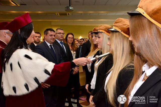 Inauguracja roku akademickiego w Akademii WSB Zobacz kolejne zdjęcia/plansze. Przesuwaj zdjęcia w prawo - naciśnij strzałkę lub przycisk NASTĘPNE