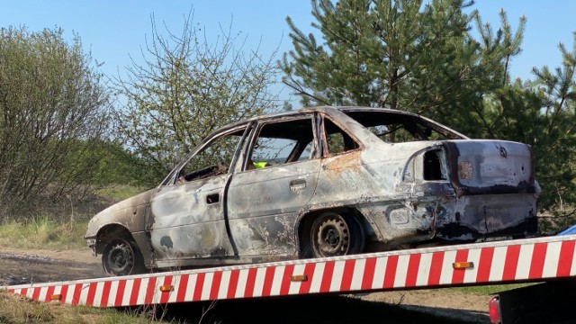 W lesie w gminie Kamień policjanci z KPP w Sępólnie odnaleźli zwęglone zwłoki w spalonym samochodzie