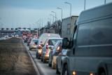 Ogromny korek na autostradzie A4 w Gliwicach. Kierowcy stoją przed punktem poboru opłat