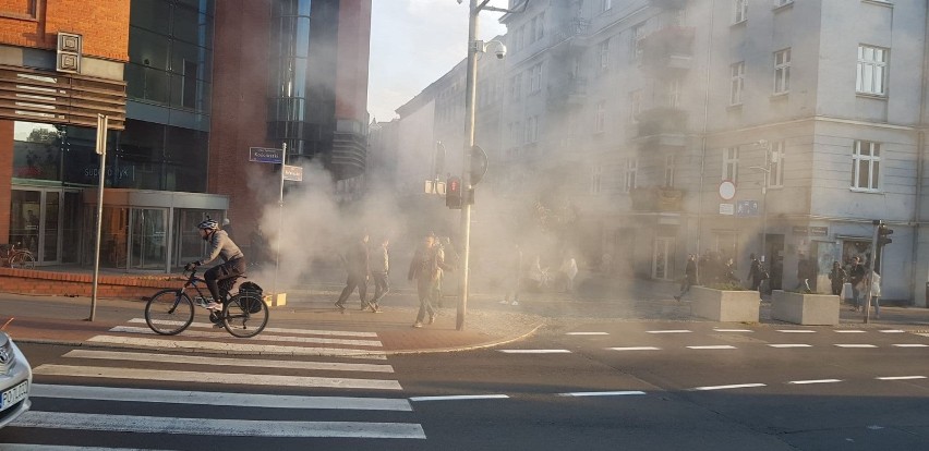 Dym i ludzie w maskach przeciwgazowych na ulicach Poznania. Czy jest zagrożenie? Tak, to smog