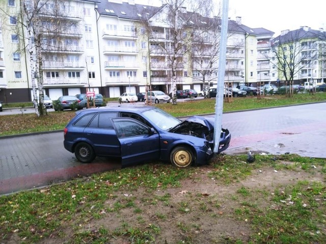 Do zdarzenia doszło we wtorek, 11 grudnia, na ul. Londyńskiej w Gorzowie. Kierujący mazdą uderzył w latarnię i uciekł. We wnętrzu pojazdu znaleziono puszki po piwie.
 
Do zdarzenia doszło około godz. 10.00. Kierujący mazdą wpadł w poślizg i uderzył przodem w latarnie. W maździe wystrzeliły poduszki powietrzne. Kierowca porzucił samochód i uciekł.

Na miejsce przyjechała gorzowska policja. – Trwają poszukiwania kierującego mazdą – mówi nadkom. Marek Waraksa, naczelnik gorzowskiej drogówki. Jak mówią nam świadkowie zdarzenia, w maździe jest dużo puszek po piwie. Kierowca, który uciekł może być pijany.

Świadkowie widzieli wysiadającego z mazdy mężczyznę. Miał być ubrany w strój roboczy i kamizelkę.

Autor: Piotr Jędzura

POLECAMY RÓWNIEŻ PAŃSTWA UWADZE:
Sadysta katował kotkę tak mocno, że zwierzak stracił oko

