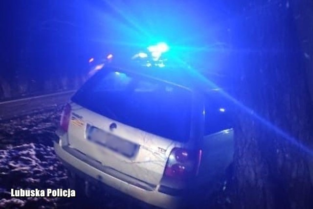 Warunki na drogach są fatalne. Tym bardziej, gdy... ma się 3 promile.

- Zielonogórscy policjanci codziennie apelują do kierowców o ostrożność i zmniejszenie prędkości przy jednoczesnym zwiększeniu odległości od poprzedzającego pojazdu. Równie często przestrzegają przed wsiadaniem za kierownicę po alkoholu. Niestety do żadnej z tych rad nie zastosował się 51-letni obywatel Ukrainy - mówi podinsp. Małgorzata Stanisławska, rzeczniczka prasowa KMP w Zielonej Górze.

51-latek przede wszystkim był pijany. Ponadto, nie dostosował prędkości do warunków panujących na drodze. Mężczyzna zjechał na pobocze i uderzył w drzewo. 

Konsekwencje jazdy po alkoholu są dotkliwe. Kierowcy grozi zakaz prowadzenia pojazdów na minimum 3 lata, musi obowiązkowo zapłacić co najmniej 5 tysięcy złotych grzywny, a także grozi mu kara do 2 lat pozbawienia wolności. O ostatecznym wymiarze kary zawsze decyduje sąd.

Przeczytaj też:
Zderzenie dwóch samochodów na S3

WIDEO:  2228 pijanych kierowców na lubuskich drogach. To prawdziwa plaga!
