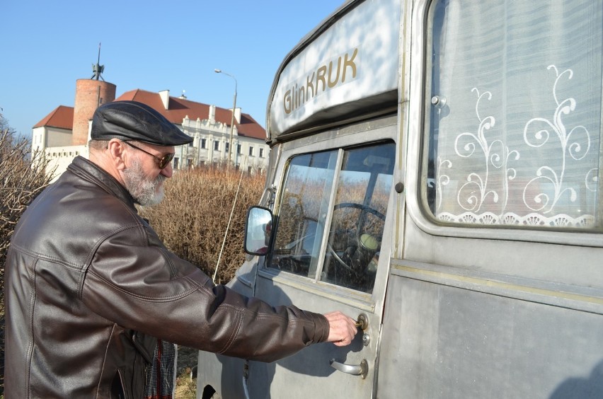 -  Auto stało w krzakach i praktycznie połowy z niego  już...