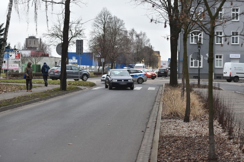 Leszno. Kobieta potrącona na pasach przy Alejach Krasińskiego [ZDJĘCIA]