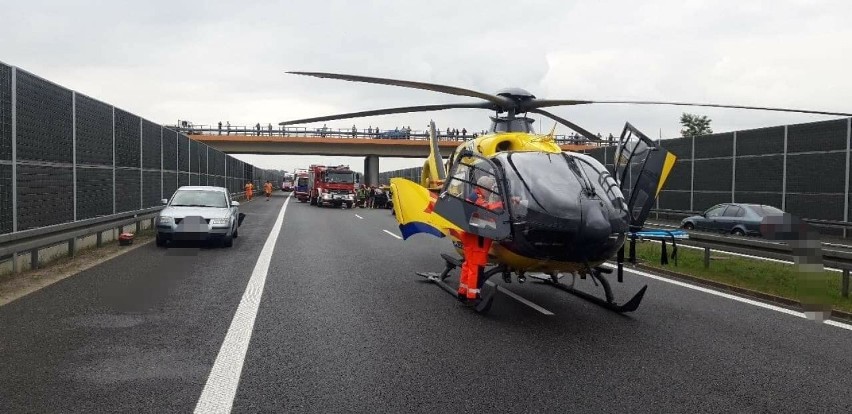 Wypadek na autostradzie A4 w Damienicach koło Bochni, trzy osoby zostały ranne, lądował śmigłowiec