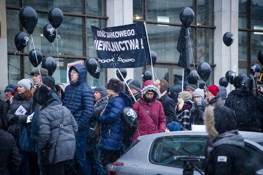 Protest frankowiczów, Warszawa. Czarna procesja oszukanych...