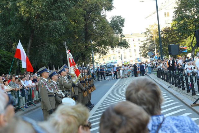 Marsz Pamięci przeszedł ulicami Warszawy. Oddali hołd ofiarom Rzezi Woli [ZDJĘCIA, WIDEO]