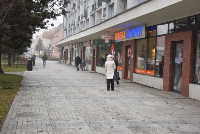 Opustoszałe ulice i place w Oświęcimiu w ostatni dzień 2020 roku.