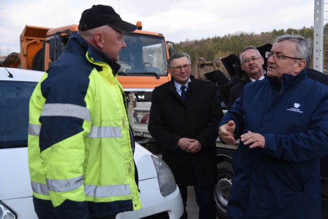 Minister infrastruktury Andrzej Adamczyk przeprowadził też krótką rozmowę, dotyczącą przebiegu prac na odcinku drogi Kidałowice-Rokietnica, z kierownikiem robót Mariuszem Bąkiem.