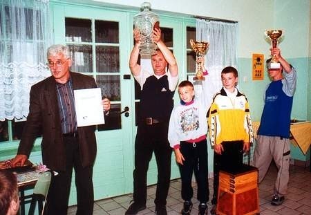 Młodzi wędkarze z tczewskiego Domu Dziecka i ich opiekun z trofeami. Od prawej Piotr Marzejan, Jarosław Linda, Oskar Szymaniuk i Piotr Irzyk. Z lewej Edward Dembiński, dyrektor tczewskiej placówki.