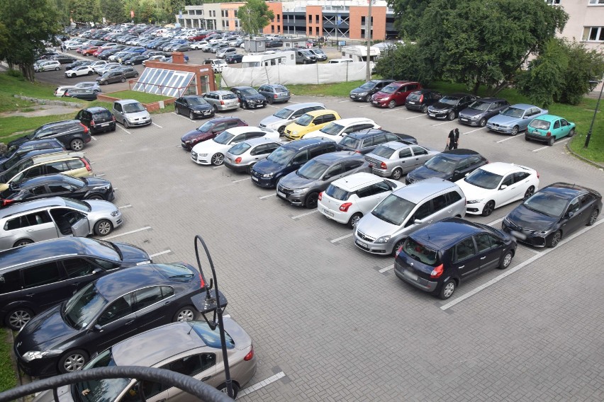 Widok na prywatny parking przy ul. Sierakowskich, ale na...