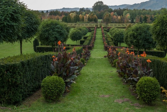 Zdjęcia dworu, parku i arboretum w Lusławicach użyczone dzięki przychylności kierownictwa Europejskiego Centrum Muzyki Krzysztofa Pendereckiego