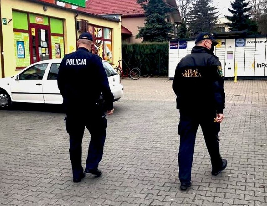 Chełmscy policjanci prowadzą kontrolę przestrzegania obostrzeń