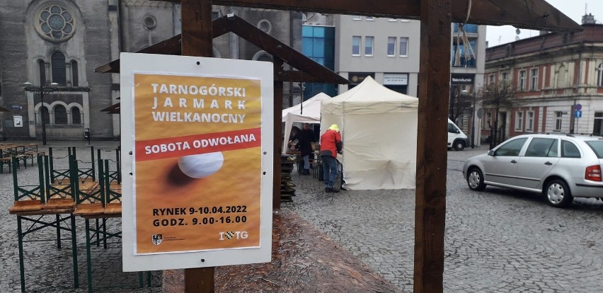 Odwołano Jarmark Wielkanocny w Tarnowskich Górach - mimo deszczu pierwsze namioty pojawiają się na rynku