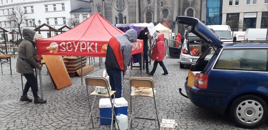 Odwołano Jarmark Wielkanocny w Tarnowskich Górach - mimo deszczu pierwsze namioty pojawiają się na rynku