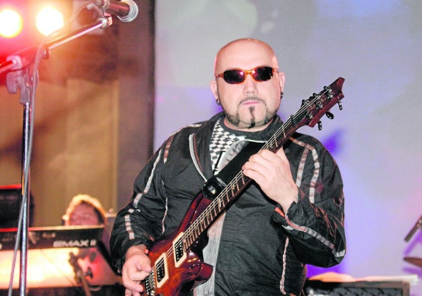 Grzegorz Skawiński - muzyk, gitarzysta, lider formacji...