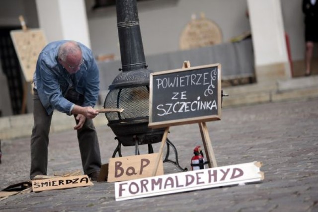 Dziedziniec zamku został dziś opanowany przez dwie grupy z ...