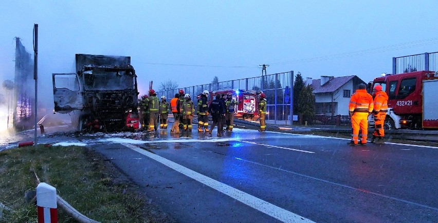 Pożar w miejscowości Ochaby. Samochód ciężarowy stanął w płomieniach. Kierowca w porę opuścił pojazd, a strażacy ugasili pożar