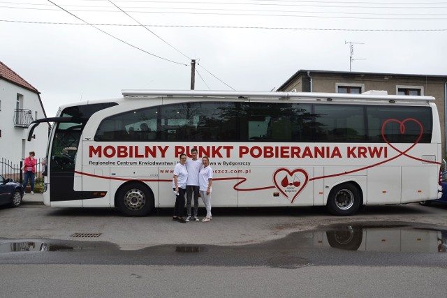 Klub Honorowych Krwiodawców "Strażak" w Rogowie ma w swych szeregach wielu aktywnych dawców. Zaliczają się do nich również widoczni na tle krwiobusu RCKiK Iwona Kwapiszewska, Marcin Woźniak i Magdalena Gabrysiak.