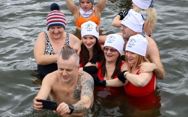 Porywisty i zimny wiatr nie zniechęcił w niedzielę Radomskich Morsów. Stali bywalcy są tutaj każdego tygodnia i nie zważają na przeciwności. Licznie stawili się oni nad zalewem na Borkach. Temperatura dodatnia, około trzy stopnie, ale ten wiatr trochę psuł nastrój. Na miejscu można było skorzystać też z mobilnej sauny. 

MORSOWAŁEŚ W NIEDZIELĘ? ZNAJDŹ SIĘ NA ZDJĘCIACH