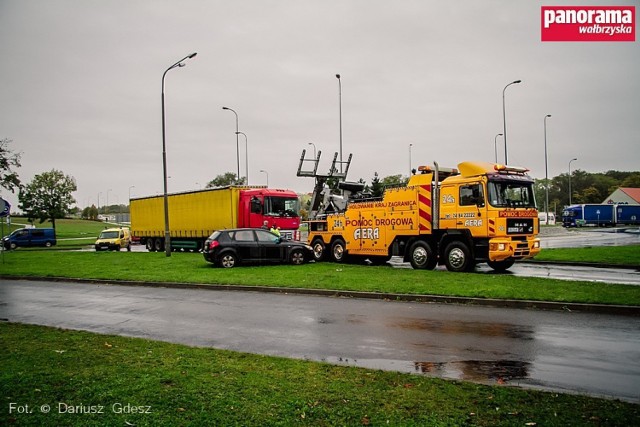 Do usunięcia z ronda ciężarówki, która uległa awarii, sprowadzono specjalistyczny holownik