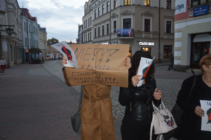 Tarnów. Przed siedzibą PiS odbył się protest przeciwko zakazowi edukacji seksualnej [ZDJĘCIA]