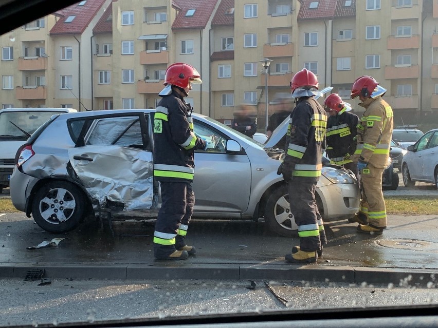 Do zderzenia dwóch samochodów osobowych doszło na al....