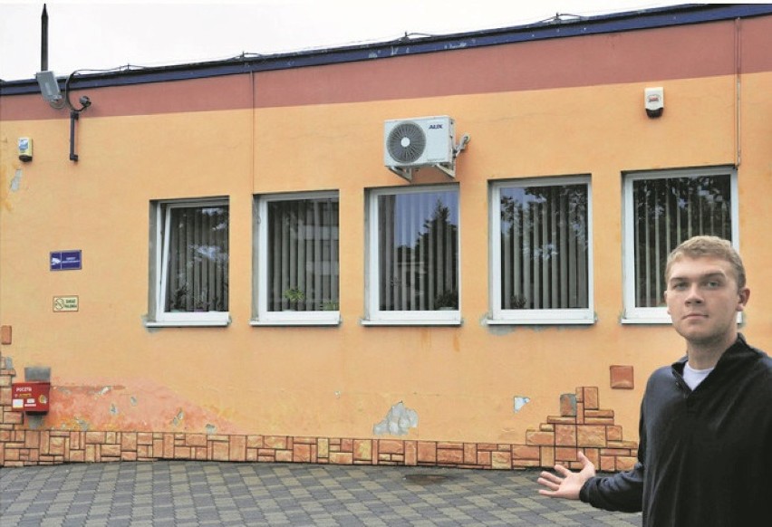 Bartosz Hnat pokazuje odrapane ściany dworca.