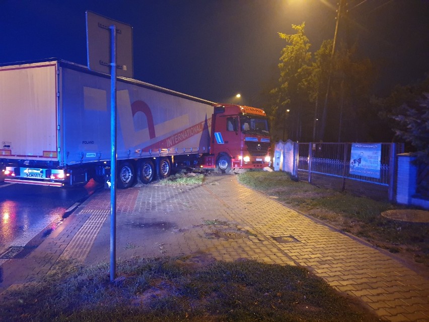 Wypadek samochodu ciężarowego na drodze nr 713 w Zaborowie. Są utrudnienia w ruchu [ZDJĘCIA]