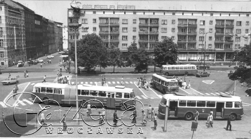 Czerwiec 1977. Przystanki autobusowe przed Dworcem Głównym...