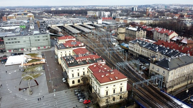 "Jednym z najważniejszych elementów modernizacji krakowskiej linii średnicowej były prace na stacji Kraków Główny" - podkreślają kolejarze.