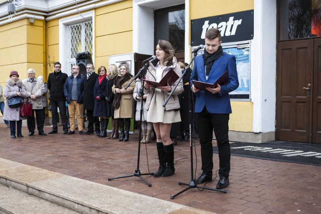 Maturzyści z Targówka zatańczyli poloneza w parku Wiecha [ZDJĘCIA]