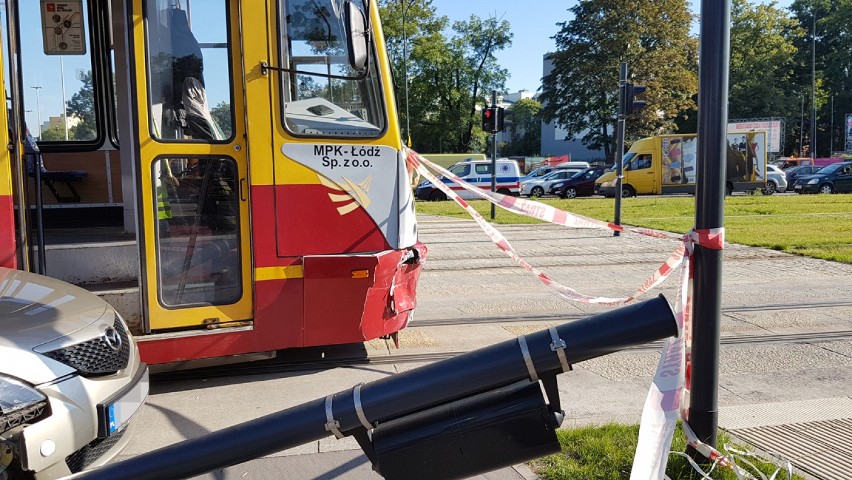 Wypadek na al. Mickiewicza w Łodzi. Wjechała na czerwonym, zderzyła się z tramwajem [ZDJĘCIA, FILM]