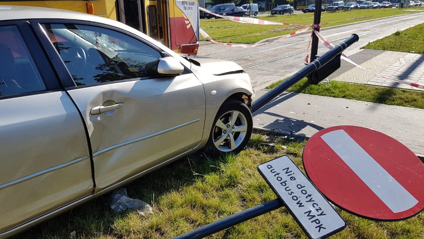 Wypadek na al. Mickiewicza w Łodzi. Wjechała na czerwonym, zderzyła się z tramwajem [ZDJĘCIA, FILM]