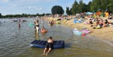 Tak wypoczywaliśmy w upalny lipcowy weekend nad zalewem Żółtańce.  Tłumy na plaży i w wodzie.  Zobacz zdjęcia