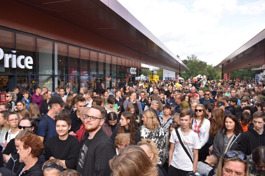 Tysiące ludzi łapało piłeczki z nagrodami. Szał w nowo otwartym Cuprum Park w Lubinie