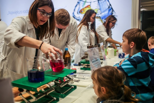 Odbywający się co roku w Warszawie Festiwal Nauki to inicjatywa, która narodziła się w środowisku pracowników Interdyscyplinarnego Centrum Modelowania Matematycznego i Komputerowego Uniwersytetu Warszawskiego w 1996 r. W tym roku przypada jubileuszowa XXedycja i potrwa przez dziewięć dni, od 24 września do 2 października. Codziennie odbywać się będą różne wykłady, warsztaty, dyskusje, wycieczki, pokazy... Łącznie organizatorzy przygotowali ponad 500 spotkań otwartych i 227 lekcji dla szkół.  Atrakcje zorganizowane są dla osób w każdym wieku. 

Program dostępny jest tutaj.

Wstęp na wszystkie wydarzenia jest bezpłatny.