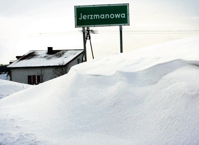 Między Jerzmanową a Głogowem jazdę utrudnia zamieć.