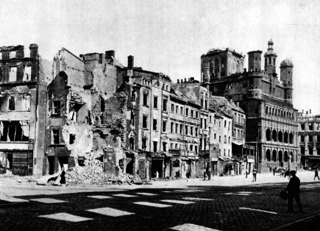 W czasie wojny zrujnowane zostało aż 80 procent Starego Rynku.