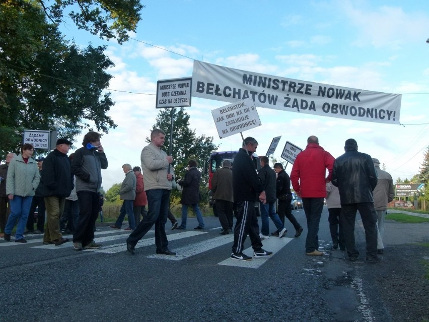 W Dobrzelowie w godzinach porannych protestowało...