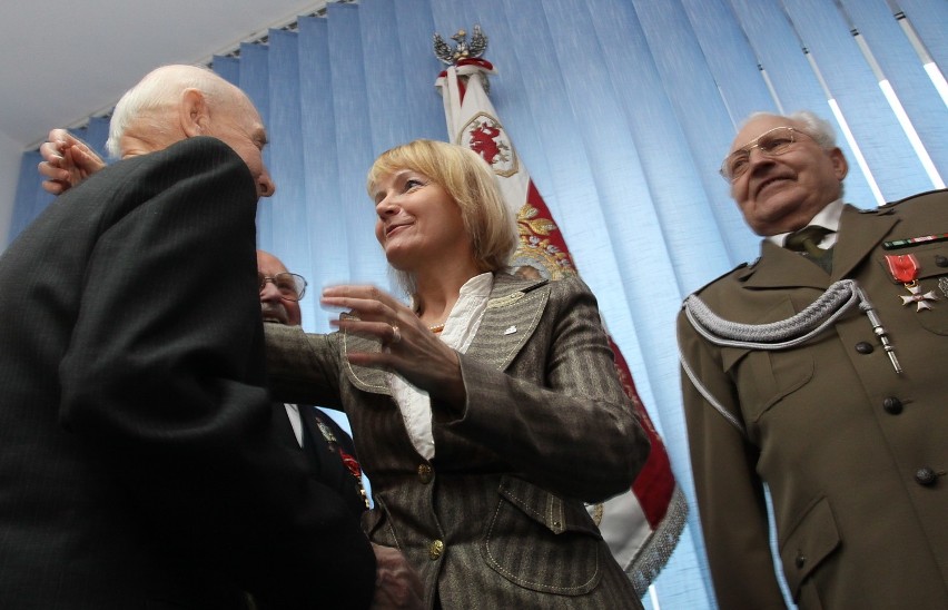 Gdynia: Flesz z przeszłości. 10.01.2009. Posłanka wręcza odznaczenia w imieniu prezydenta żołnierzom Armii Krajowej