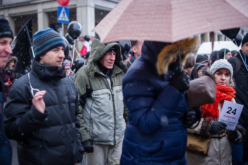 Protest frankowiczów, Warszawa. Czarna procesja oszukanych...