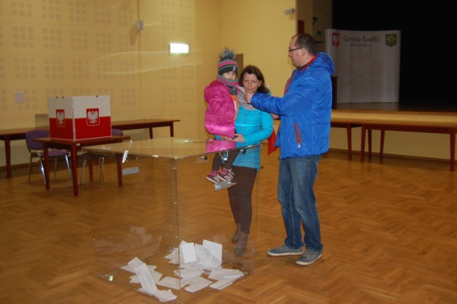 W sali widowiskowej w Sadkach głosowali m.in.  Elżbieta i Tomasz Szpojda, którym towarzyszyła córeczka Magdalena