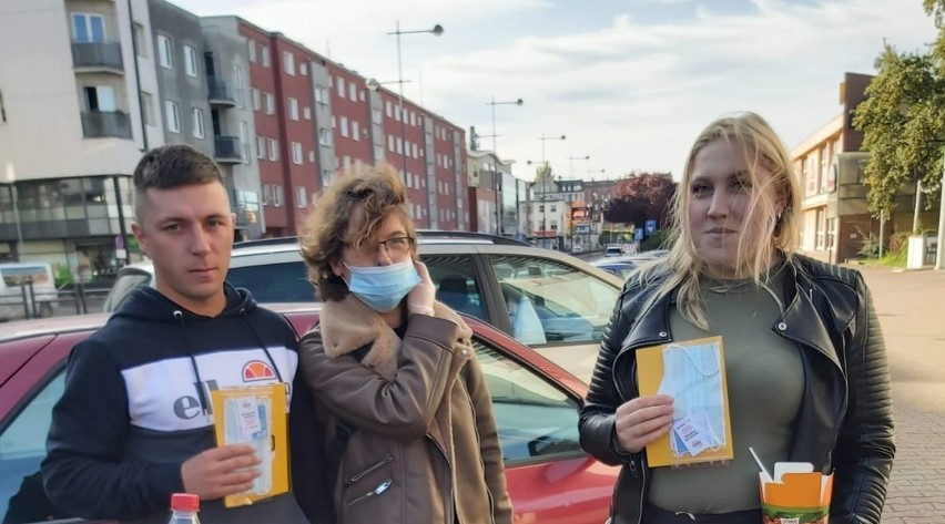 Ludzie z ruchu Polska 2050 w Stargardzie rozdawali ochronne maseczki i sprzątali opuszczone groby