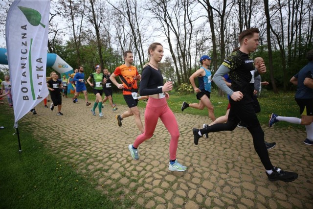 07.05.2022. Botaniczna Piątka w Mikołowie.

Zobacz kolejne zdjęcia. Przesuwaj zdjęcia w prawo - naciśnij strzałkę lub przycisk NASTĘPNE