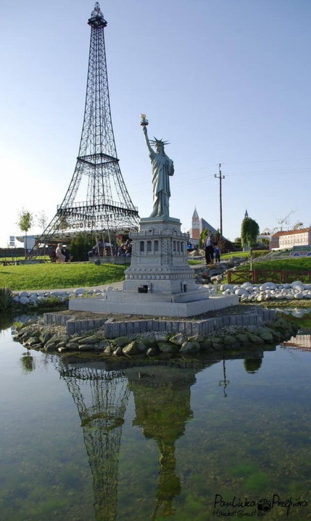 Wieża Eiffla ,a przed nią Statua Wolności. Blisko? Fot. Paulina Przepi&oacute;ra