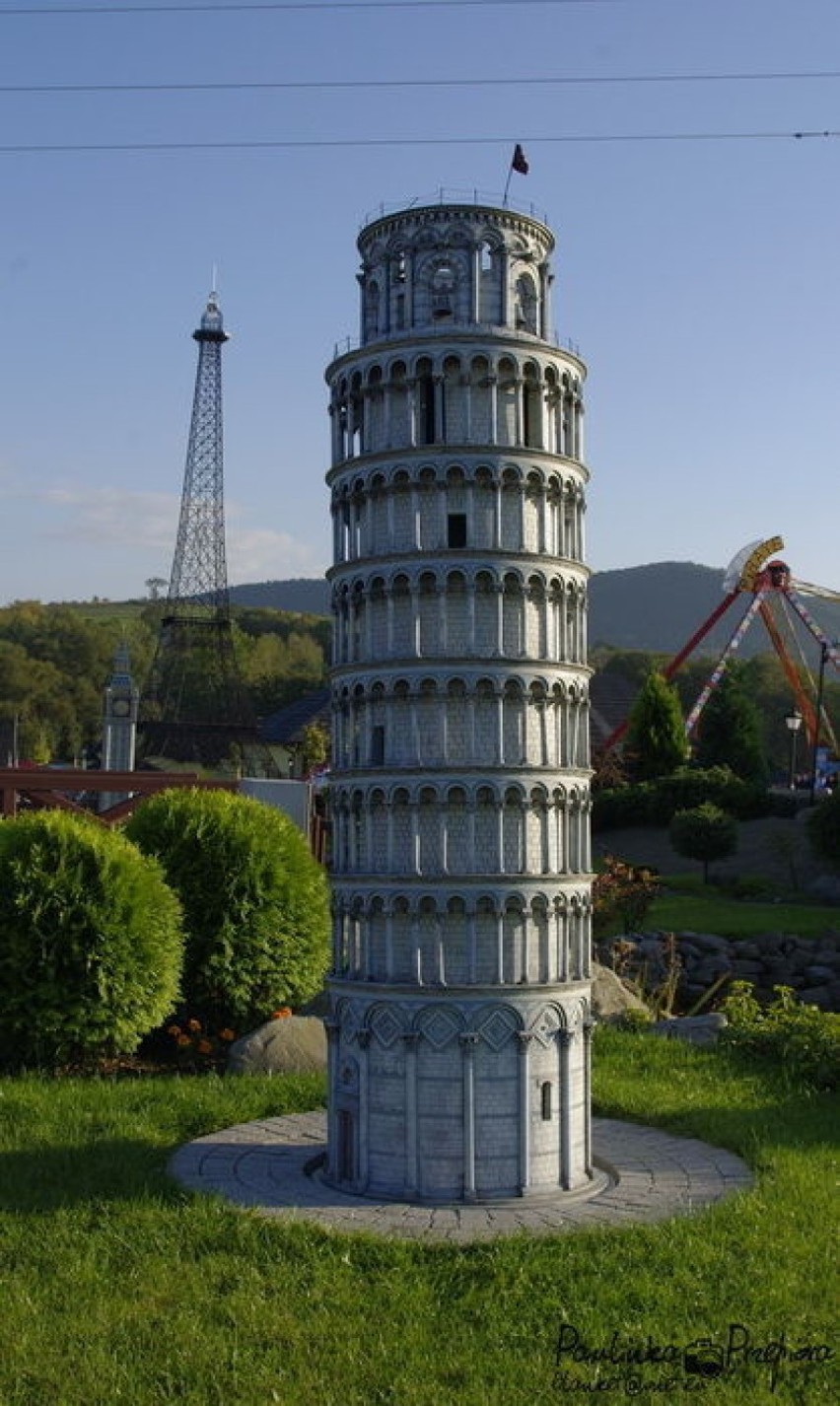 Krzywa wieża w Pizie niedaleko Big Ben i Wieża Eiffla Fot....