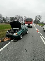 Wypadek w Feliksowie na DK nr 74 w powiecie opoczyńskim. Jedna osoba ranna po zderzeniu samochodu osobowego z ciągnikiem [ZDJĘCIA]